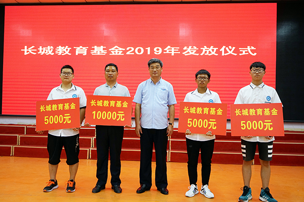 王紀中與受獎勵師生合影