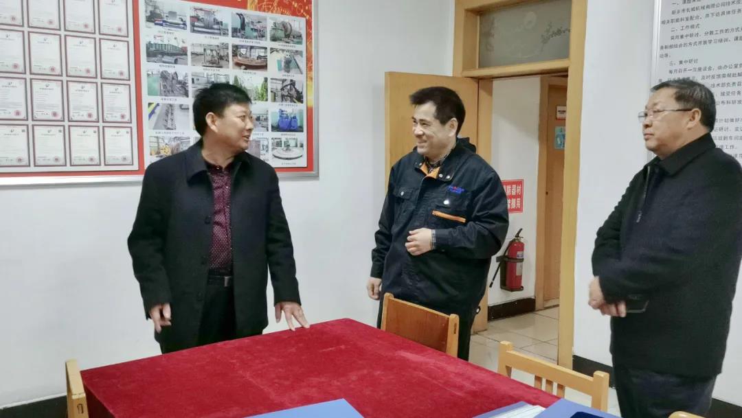 新鄉(xiāng)市總工會(huì)副主席王世良(左一)、輝縣市總工會(huì)主席李樹林(右一)指導(dǎo)工作