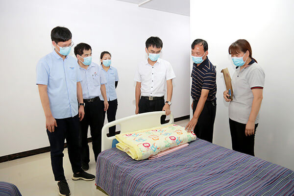 新鄉(xiāng)長城員工向孟莊鎮(zhèn)敬老院捐款