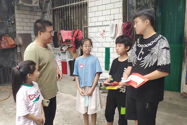 新鄉(xiāng)長城集團愛心家庭攜手輝縣義工“愛心助學，點亮希望”