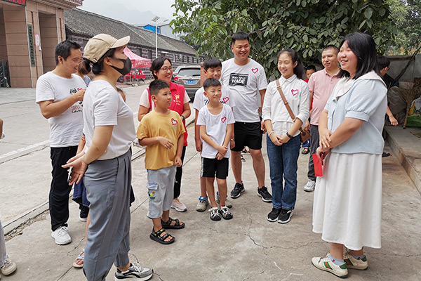 新鄉(xiāng)長城集團愛心家庭攜手輝縣義工“愛心助學，點亮希望”