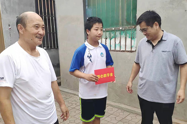 新鄉(xiāng)長城集團愛心家庭攜手輝縣義工“愛心助學，點亮希望”