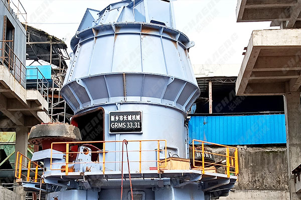 陜西年產(chǎn)30萬(wàn)噸礦渣立磨項(xiàng)目安裝現(xiàn)場(chǎng)